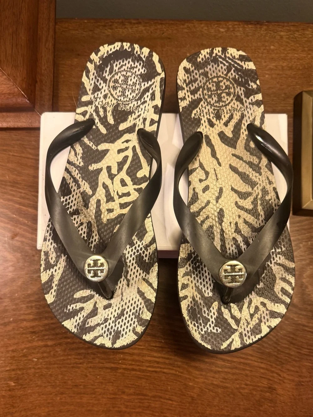 Tory Burch Black Tan Animal Print Gold Logo Flip Flop Sandals Size 7